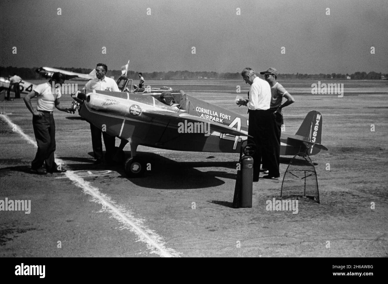 Vintage-Foto, aufgenommen im September 1948 in Cleveland, Ohio, USA. Das Foto zeigt ein Flugzeug auf einer Airshow oder einem Air Race. Ein Bennyworth Midget Racer namens „Miss Nashville“, Seriennummer NX66311. Stockfoto