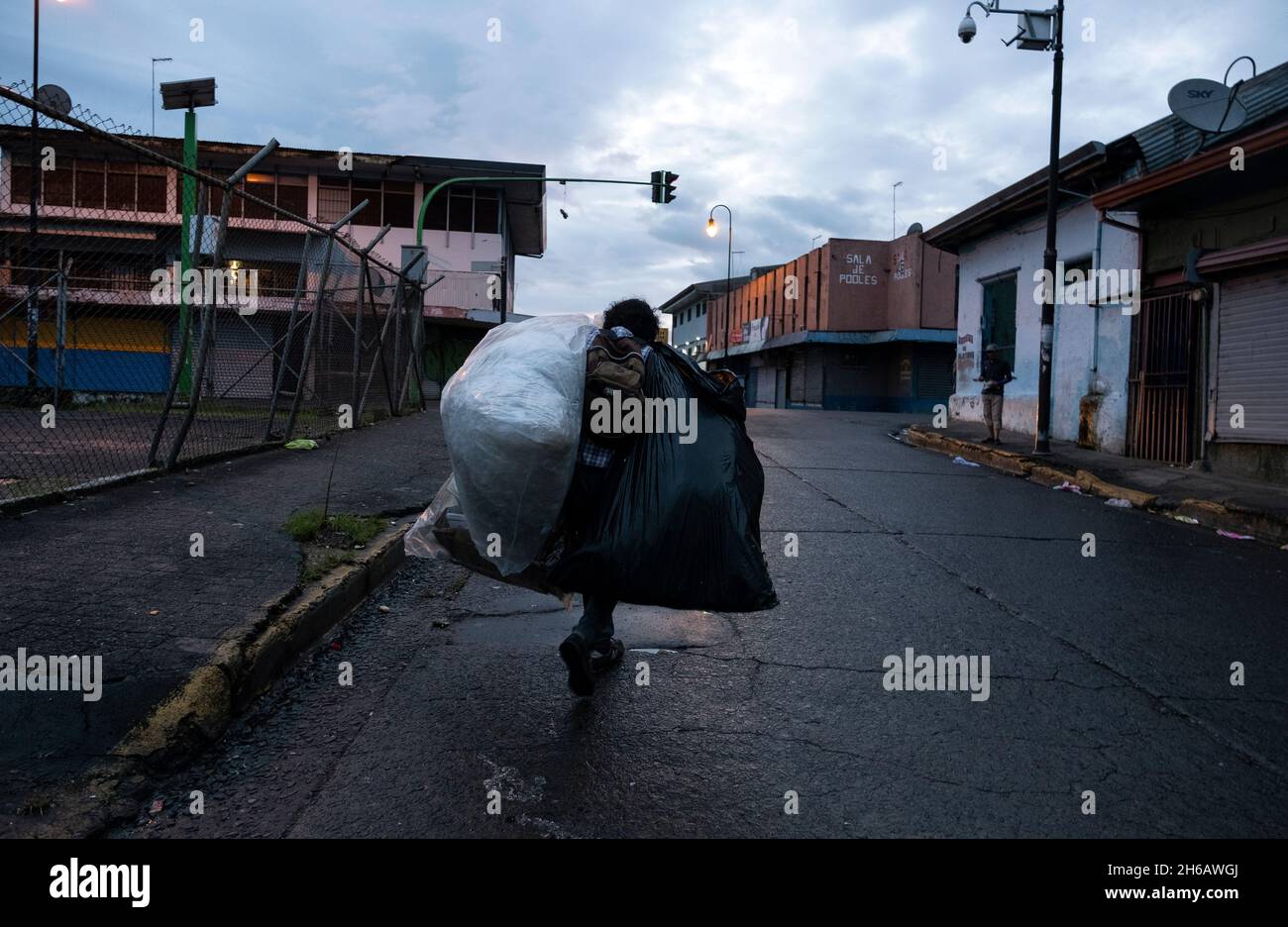 Obdachloser mit Plastiktüten in San Jose, Costa Rica Stockfoto