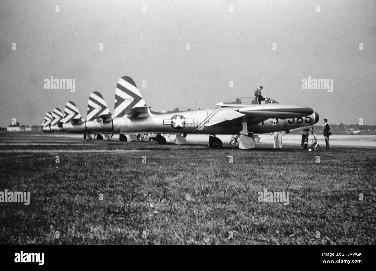 Vintage-Foto, aufgenommen im September 1948 in Cleveland, Ohio, USA. Das Foto zeigt eine Aufwäsche von Republic F-84B Thunderjet-Jagdbombern der United States Air Force, USAF. Stockfoto
