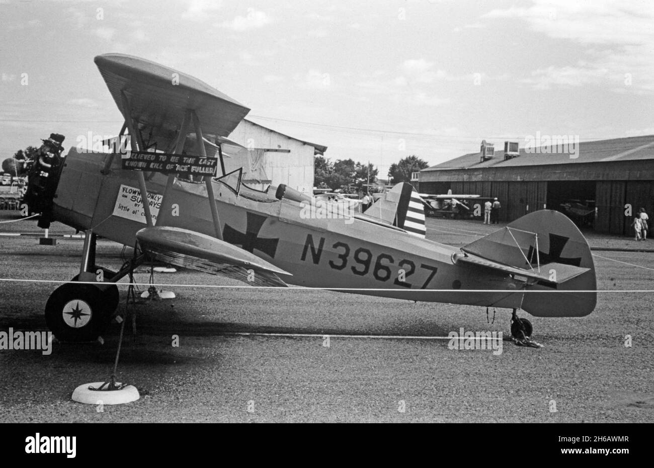Vintage-Foto aufgenommen am 5. Juni 1965 bei der Antique Airplane Association Fly-in in Merced, Kalifornien, USA. Ein Doppeldecker der Flotte 7, Seriennummer N780V, angetrieben von einem Kinner B-5-Motor. Stockfoto