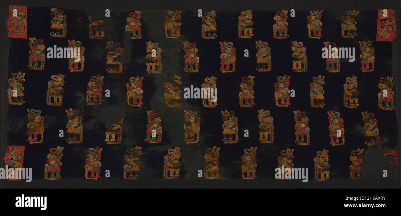 Mantle, Peru, 100 v. Chr./n. Chr. 200. Menschliches Figurenmotiv mit Kopfschmuck, Ohrschmuck und Pampakatze. Sowohl Menschen als auch Katzen haben hervorstehende Zungen. Stockfoto