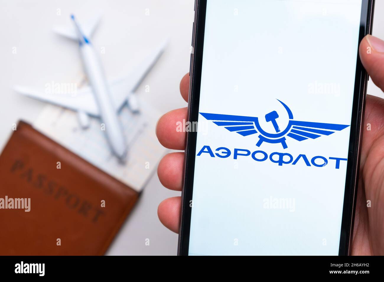 App oder Logo der Aeroflot Airlines auf einem Mobiltelefon mit Reisepass, Bordkarte und Flugzeug im Hintergrund, September 2021, San Francisco, USA. Stockfoto