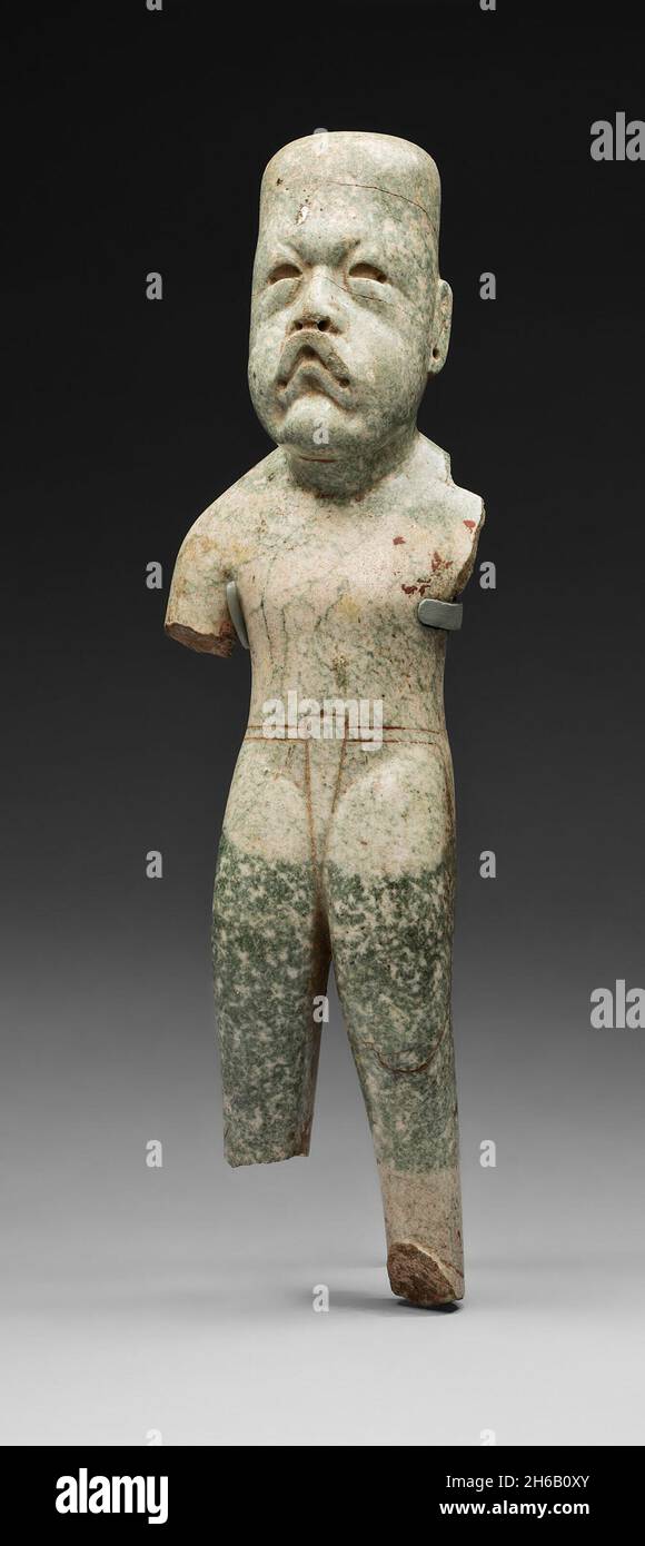 Stehende Figur, 800/400 v. Chr. Schwarz-Weiß-Fotografie, die eine aus dem Wasser hervorstehende Struktur zeigt Stockfoto