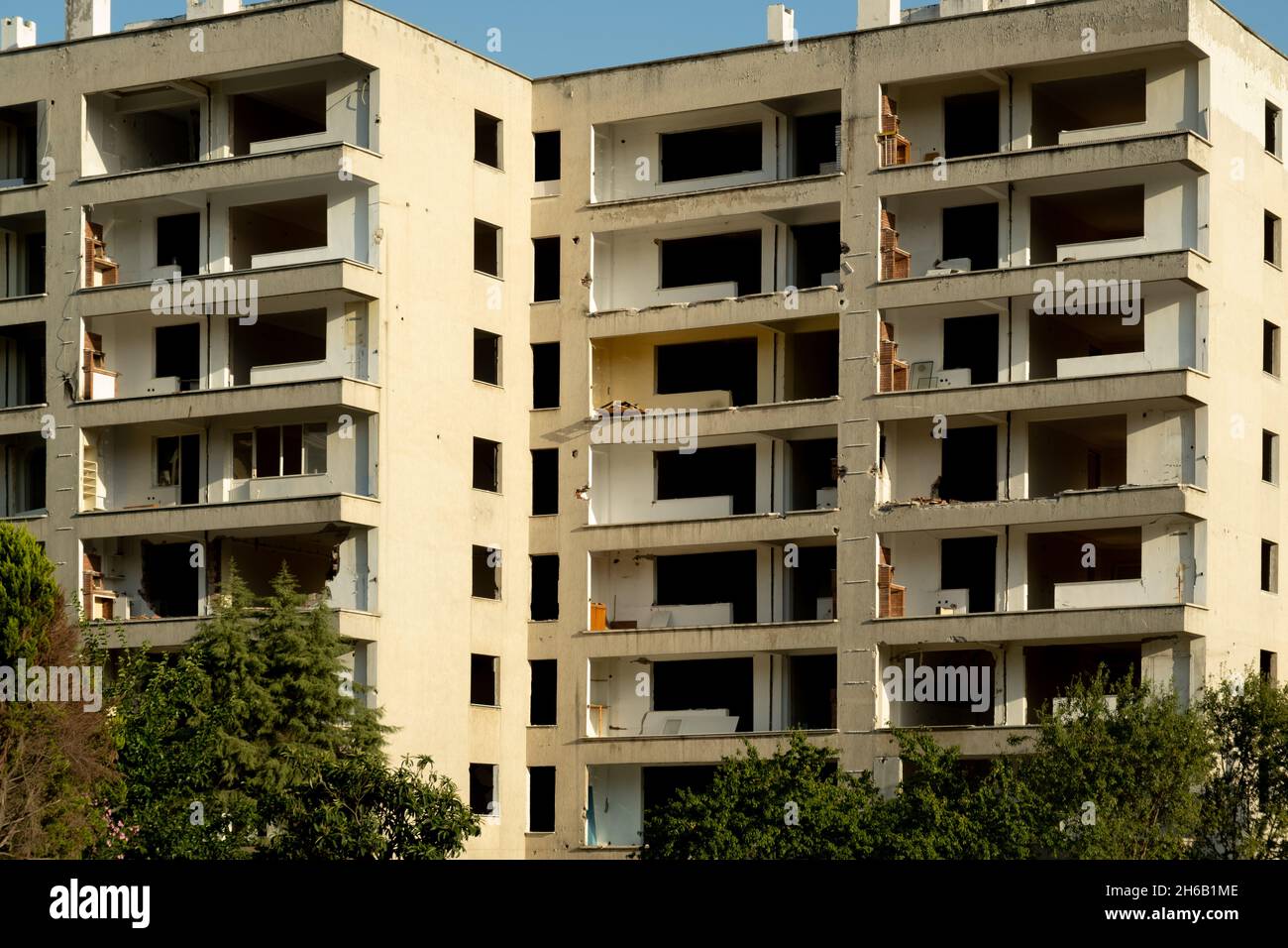 Izmir, Türkei - 22. Juni 2021: Leeres und beschädigtes Gebäude, das nach dem Erdbeben in Izmir am 30 2020. Oktober zum Rückbau bereit ist Stockfoto