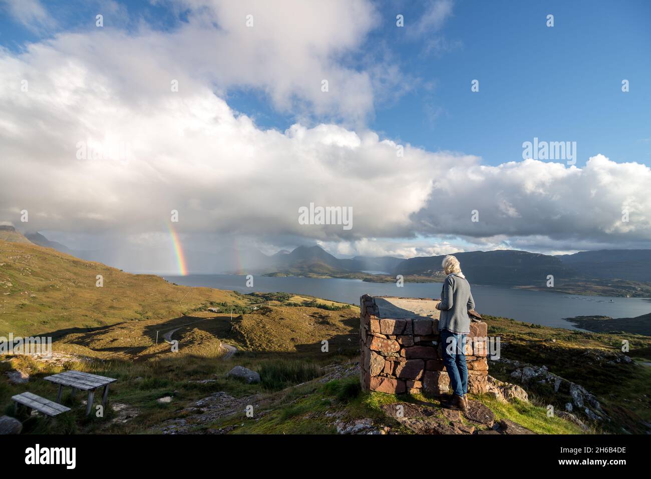 Großbritannien, Schottland, Wester Ross, Ross und Cromarty. Bealach na Gaoithe Aussichtspunkt auf der Straße von Torridon nach Lower Diabaig. Ein Regenbogen über Loch Torridon. Stockfoto