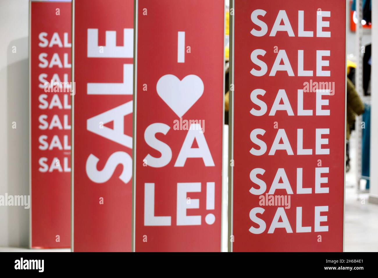 Leuchttafeln mit Verkaufsschildern in einem Geschäft. Konzept von Shopping, Verkauf, Rabatte Stockfoto