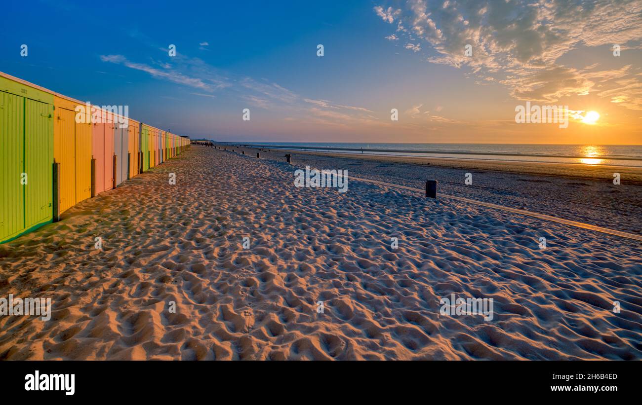 Sonnenuntergang am Strand von Zeeland (Niederlande). Die Sonne ist schön, wenn Schleierwolken am Himmel leuchten. Stockfoto