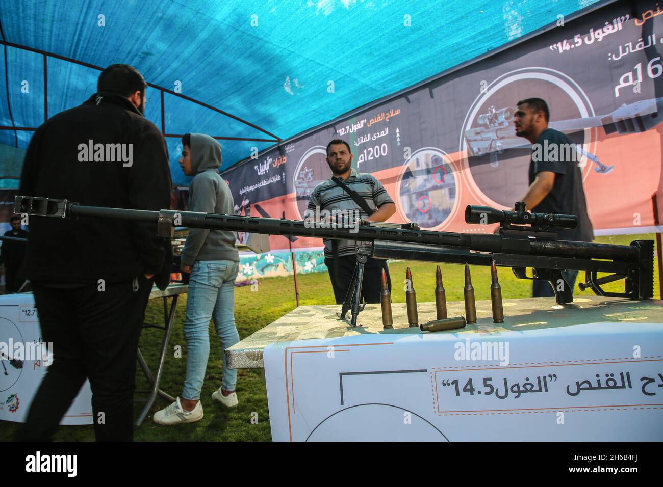 Gaza, Palästina. November 2021. Palästinenser werden gesehen, wie sie eine Waffenmaschine während einer Ausstellung betrachten. Al-qassam-Brigaden, der militärische Flügel der palästinensischen Bewegung hamas, organisierten eine Ausstellung der Militärindustrie in einer der militärischen Stätten im Zentrum von Gaza-Stadt, wo militärische Aufklärungsflugzeuge, Raketen und Maschinengewehre ausgestellt wurden, die in den vergangenen Schlachten mit Israel eingesetzt wurden, Zum Gedenken an den neunten Jahrestag ihres Märtyrerführers Ahmed Al-Jabari. (Foto von Ahmed Zakot/SOPA Images/Sipa USA) Quelle: SIPA USA/Alamy Live News Stockfoto