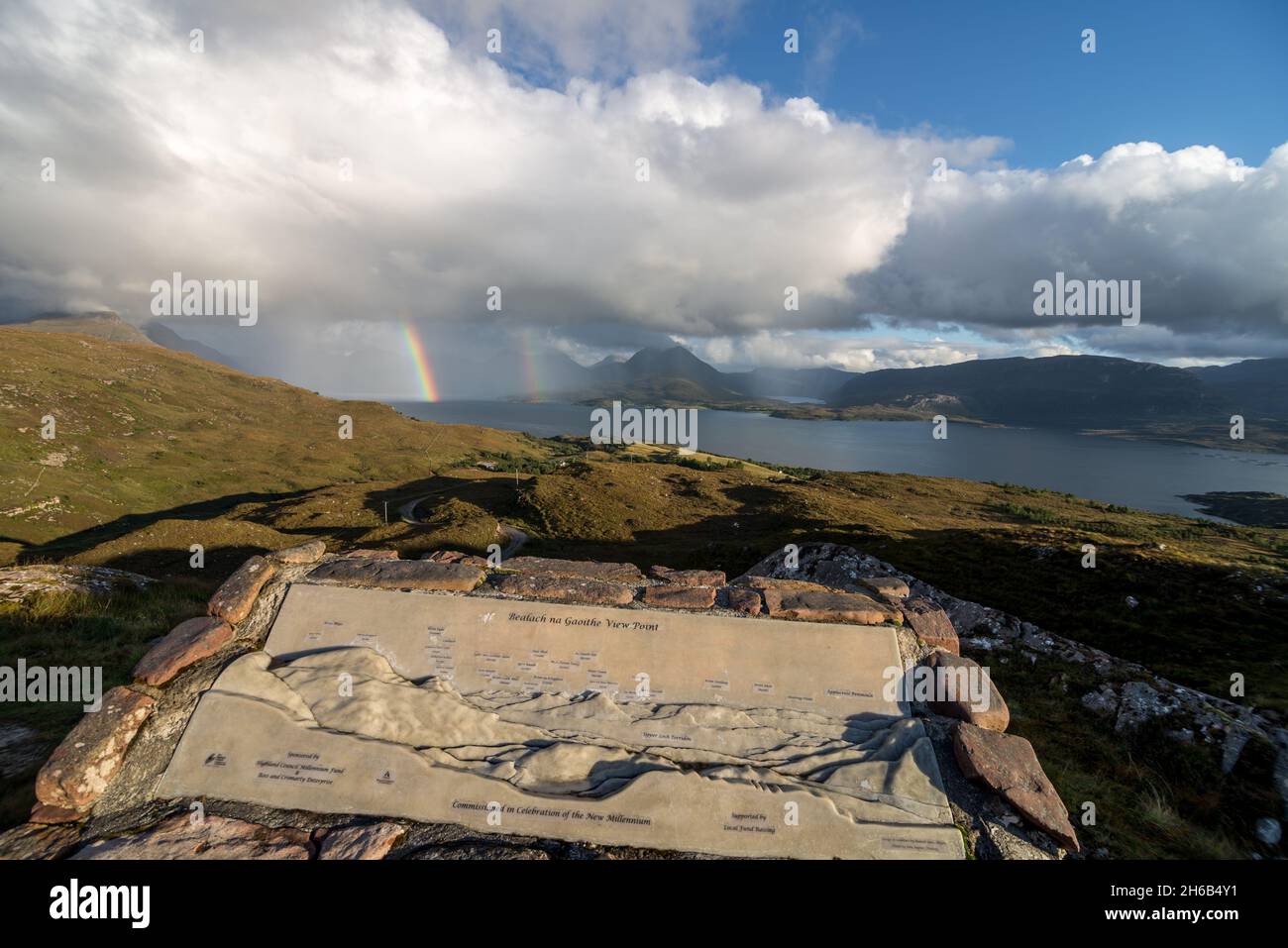 Großbritannien, Schottland, Wester Ross, Ross und Cromarty. Bealach na Gaoithe Aussichtspunkt auf der Straße von Torridon nach Lower Diabaig. Ein Regenbogen über Loch Torridon. Stockfoto