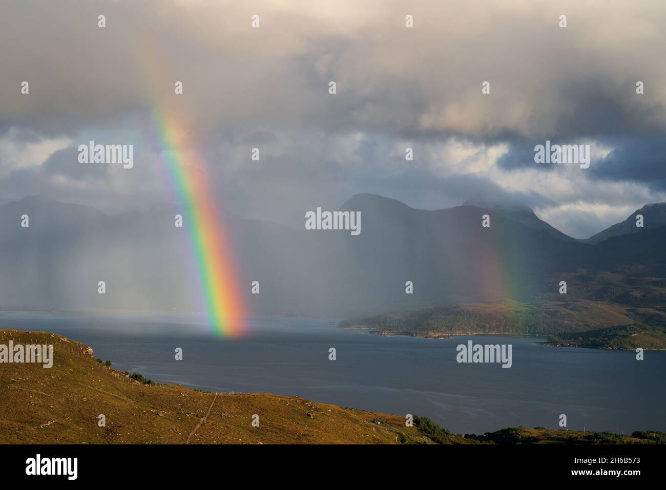 Großbritannien, Schottland, Wester Ross, Ross und Cromarty. Bealach na Gaoithe Aussichtspunkt auf der Straße von Torridon nach Lower Diabaig. Regenbögen über Loch Torridon. Stockfoto