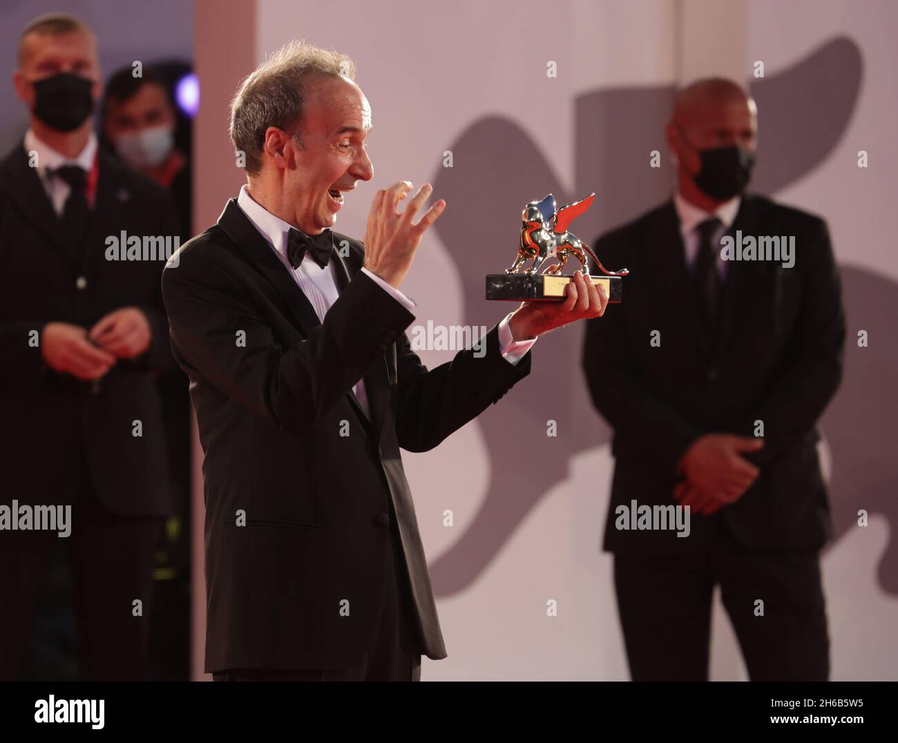 VENEDIG, ITALIEN - SEPTEMBER 01: Roberto Benigni posiert mit dem Goldenen Löwen für sein Lebenswerk während der 78. Filmfestspiele von Venedig 2021 Stockfoto