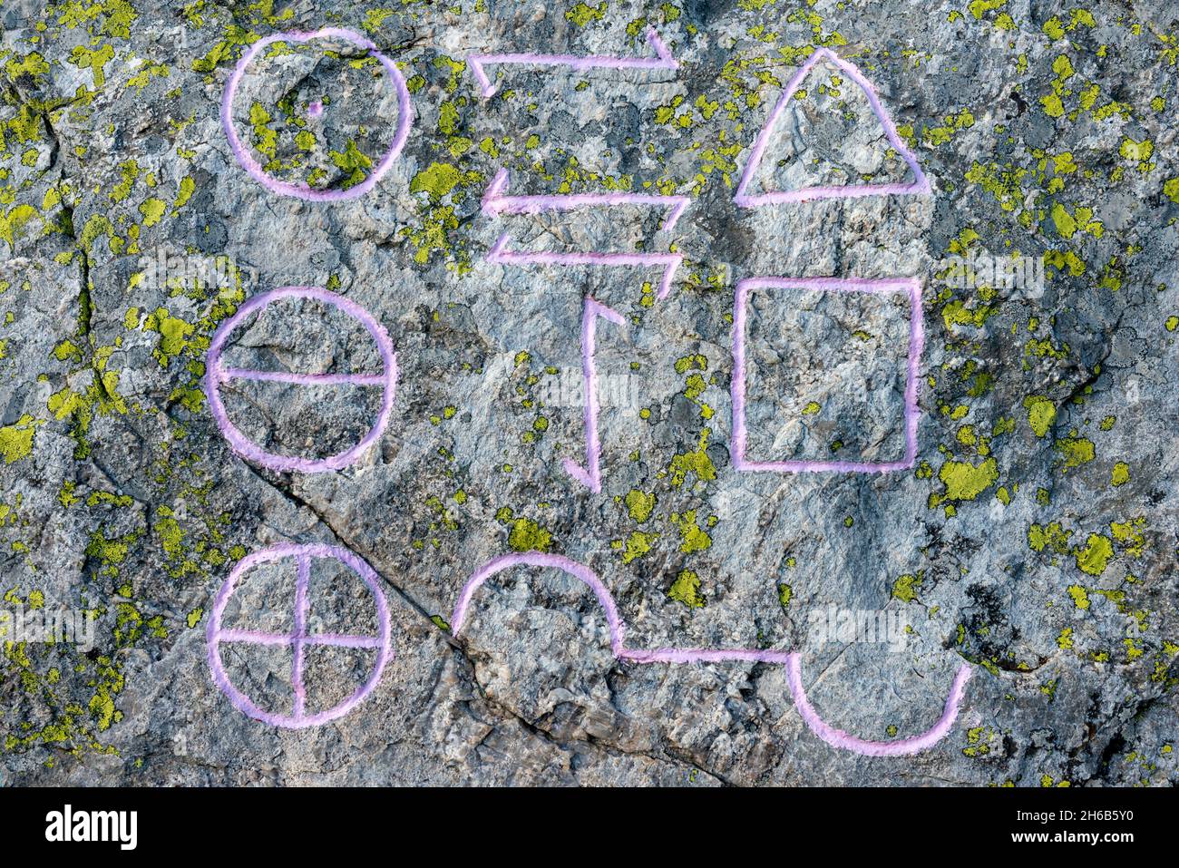 druidensymbole, gemalt, in Felsen gehauen, indigene Weiße Bruderschaft, Dunovisten, Rila Berg, Bulgarien, Balkan, Druiden, Gottesdienst, Mystik, Symbole Stockfoto