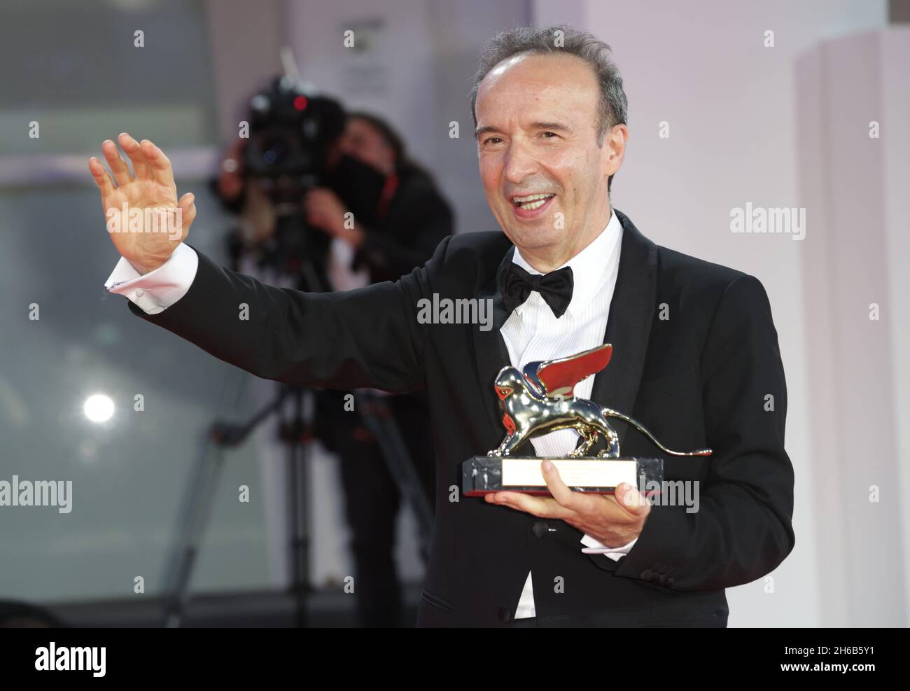 VENEDIG, ITALIEN - SEPTEMBER 01: Roberto Benigni posiert mit dem Goldenen Löwen für sein Lebenswerk während der 78. Filmfestspiele von Venedig 2021 Stockfoto