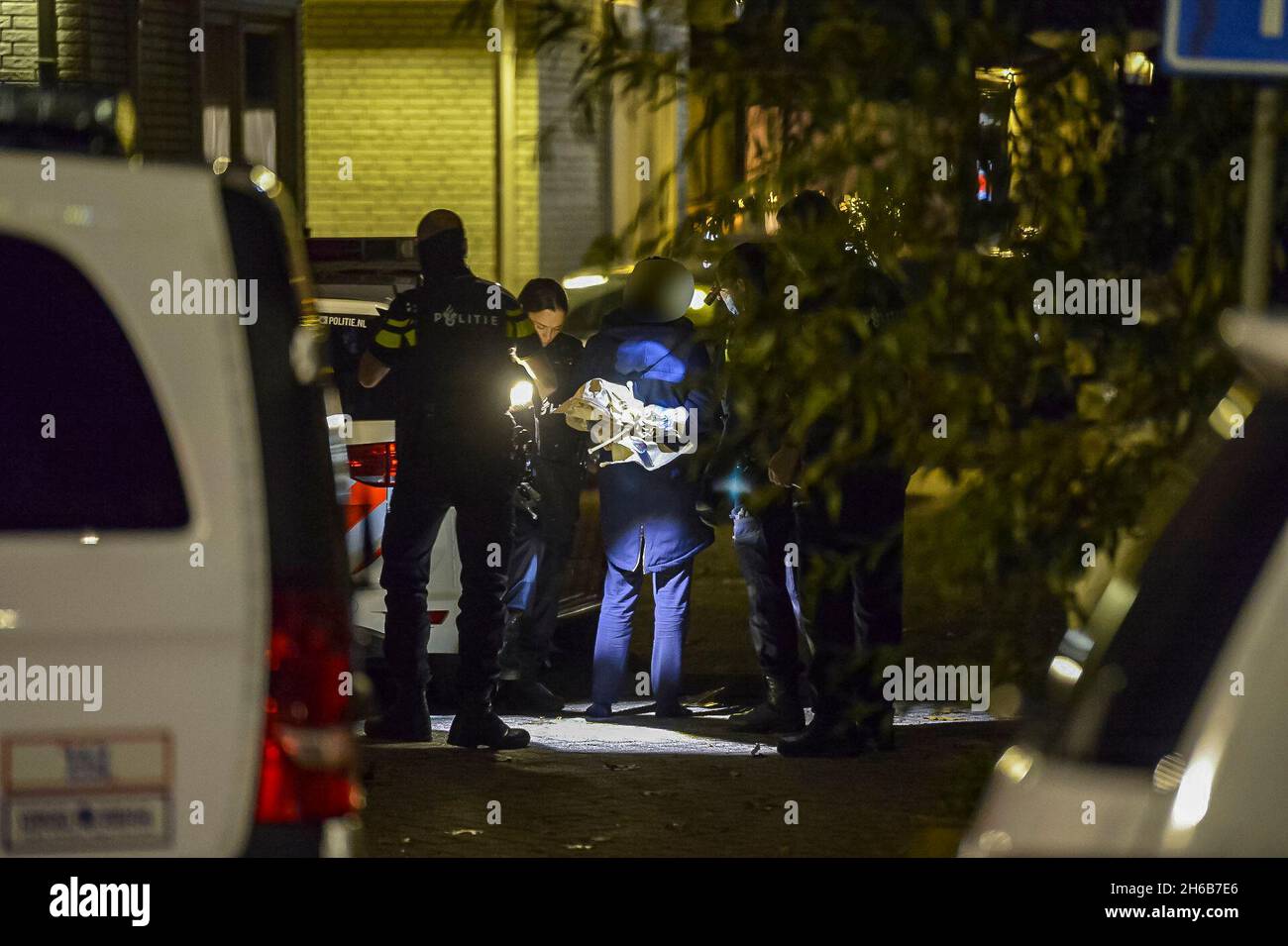 BREDA, Niederlande, 14-11-2021, Dode bij schietpartij op woonwagenkamp aan de Nieuwe Inslag in Breda. Politie heeft een verdachte aangehouden., Verplichte bronvermelding: MaRicMedia - Perry Roovers Stockfoto