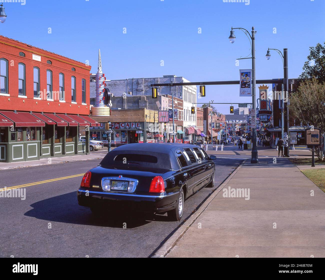 Straßenszene mit Limousine, Beale Street, Beale Street District, Memphis, Tennessee, Vereinigte Staaten von Amerika Stockfoto