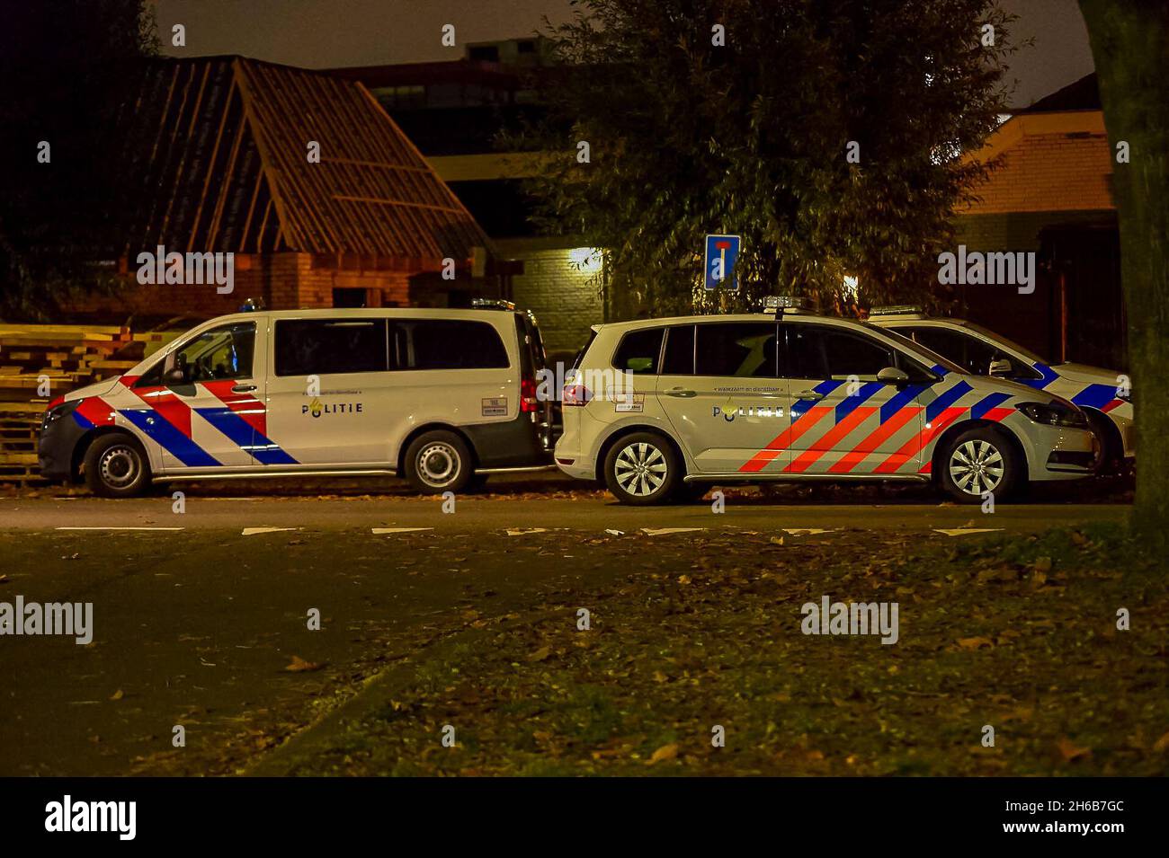 BREDA, Niederlande, 14-11-2021, Dode bij schietpartij op woonwagenkamp aan de Nieuwe Inslag in Breda. Politie heeft een verdachte aangehouden., Verplichte bronvermelding: MaRicMedia - Perry Roovers Stockfoto