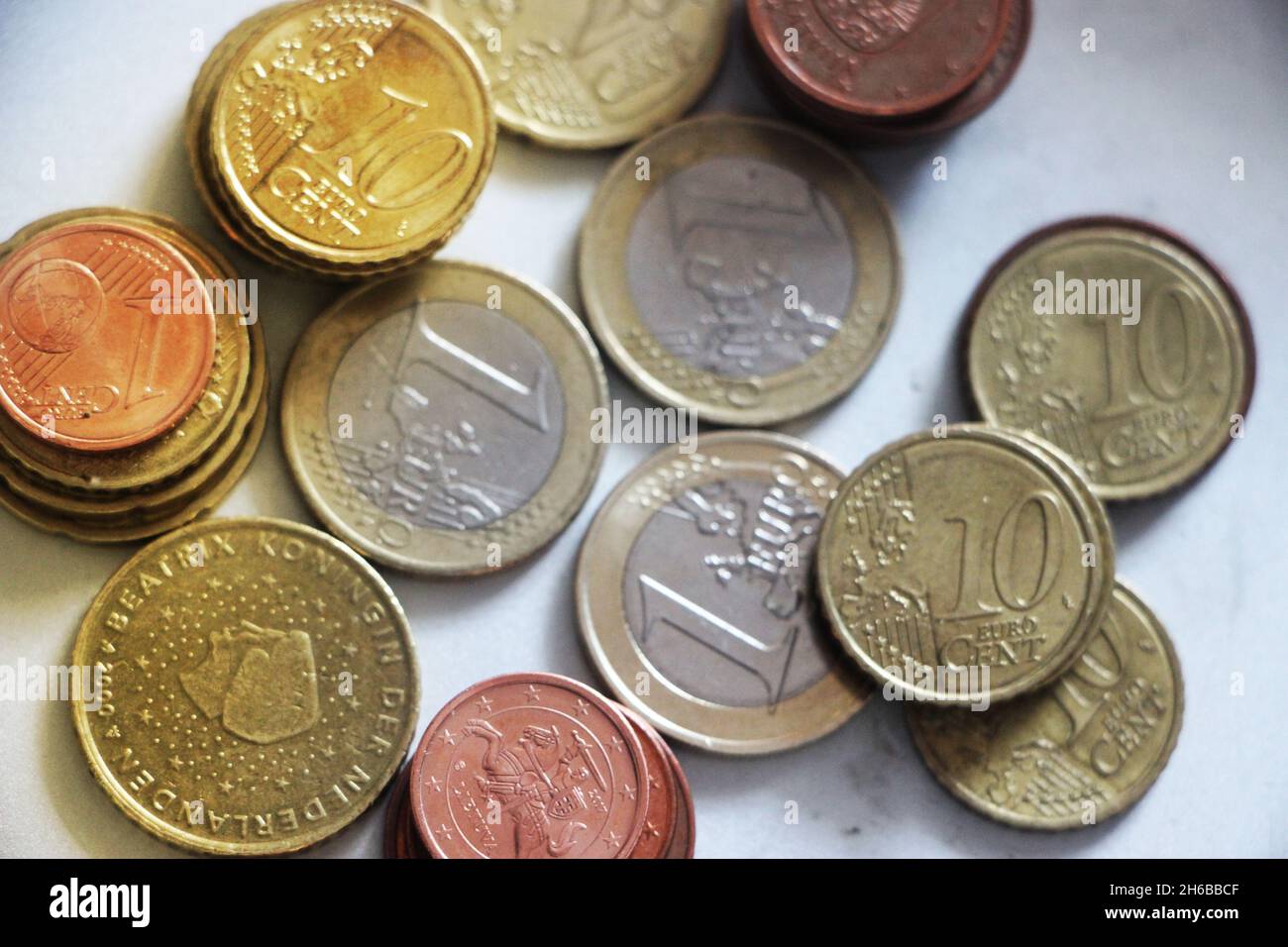 Euro-Münzen auf einem hölzernen Hintergrund. Geschäfts- und Finanzkonzept. Stockfoto