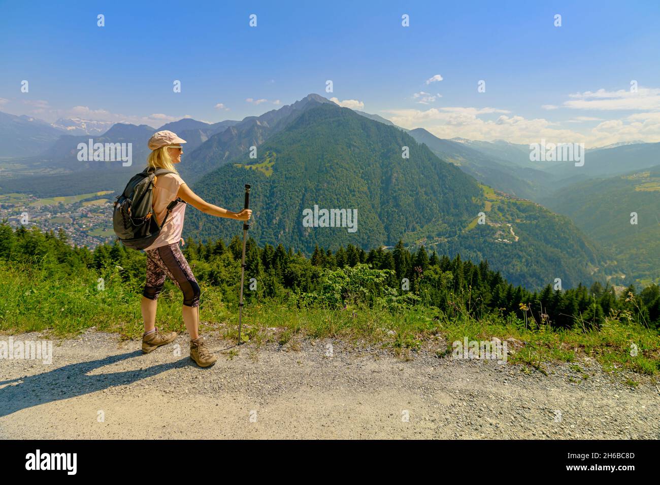 Backpacker Mädchen mit Trekkingstöcken auf Brambruesch in der Schweiz.  Schweizer Ferienort Chur oder Coira Stadt. Skyline von Chur im Kanton  Graubünden Stockfotografie - Alamy