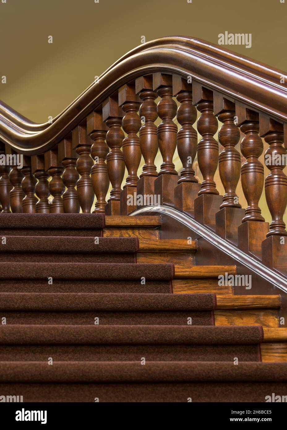 Holztreppen und Geländer einer Treppe im Gebäude des Wyoming State Capitol in Cheyenne, Wyoming Stockfoto