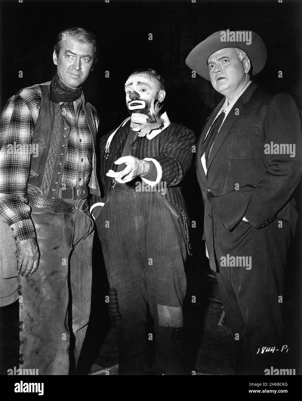 JAMES CAGNEY in Kostüm als Lon Chaney mit den Set-Besuchern JAMES STEWART (in Kostüm für Night Passage) und ORSON WELLES (Erscheint in man in the Shadow) Während der Dreharbeiten von MAN OF A THOUSAND FACES 1957 Regisseur JOSEPH PEVNEY Geschichte Ralph Wheelwright Musik Frank Skinner Kostümdesign Bill Thomas Make-up-Künstler Jack Kevan und Bud Westmore Universal International Pictures (UI) Stockfoto