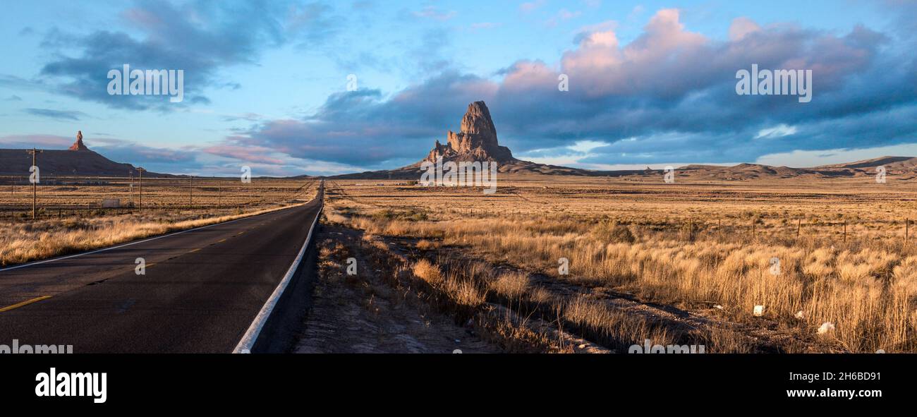 Malerische Wolken über einer geraden Straße durch Navajo Nation, USA Stockfoto