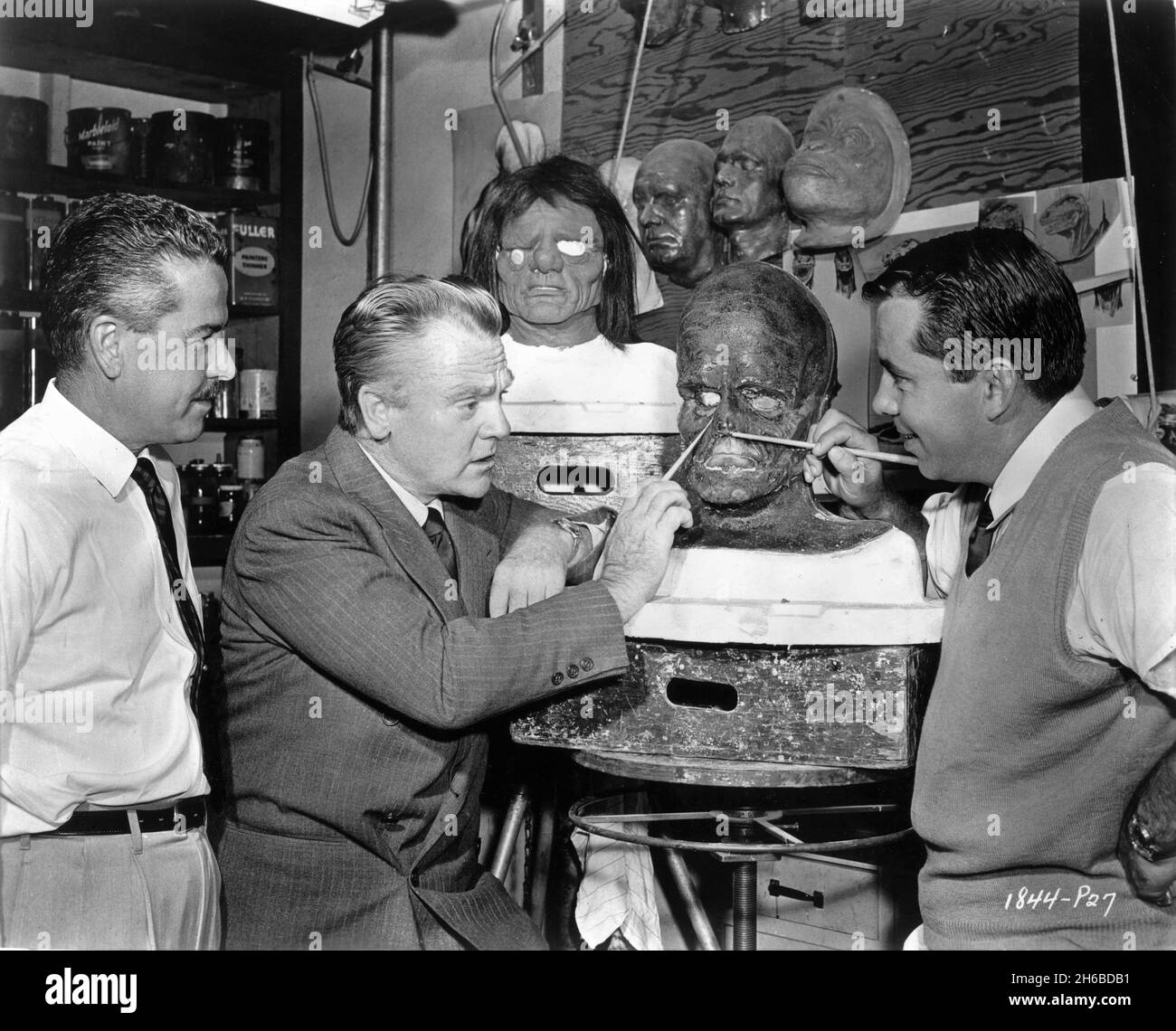 Make-up Assistant JACK KEVAN und Make-up Director BUD WESTMORE mit JAMES CAGNEY offen Blick auf Masken er will Tragen als Lon Chaney in MAN OF A THOUSAND FACES 1957 Regisseur JOSEPH PEVNEY Story Ralph Wheelwright music Frank Skinner Kostümdesign Bill Thomas Make Up Künstler Jack Kevan und Bud Westmore Universal International Pictures (UI) Stockfoto