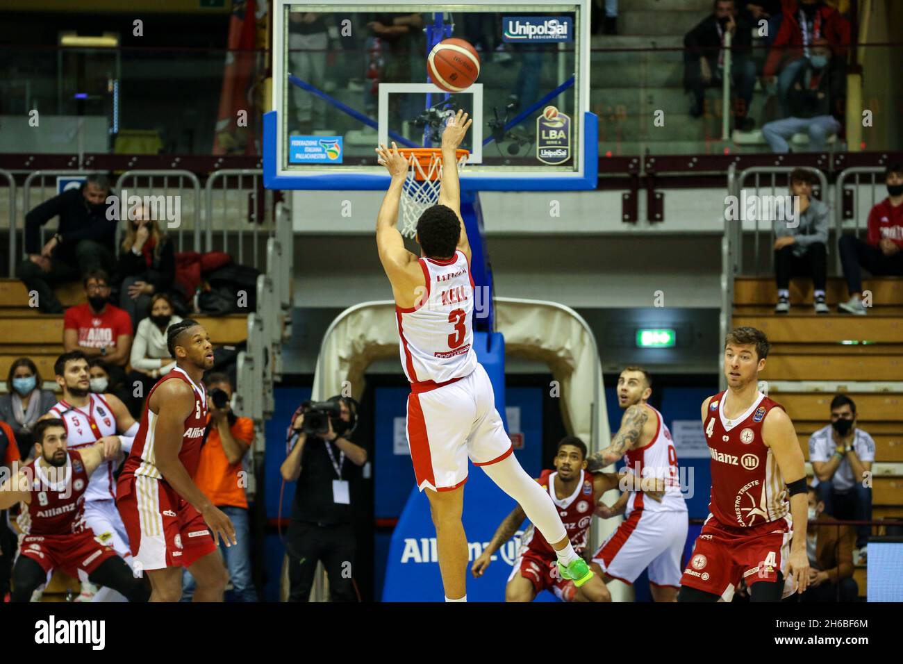 Triest, Italien. November 2021. Karl Kell (Openjobmetis Varese) während Allianz Pallacanestro Trieste gegen Openjobmetis Varese, Italienische Basketball-A-Serie-Meisterschaft in Triest, Italien, November 14 2021 Quelle: Independent Photo Agency/Alamy Live News Stockfoto