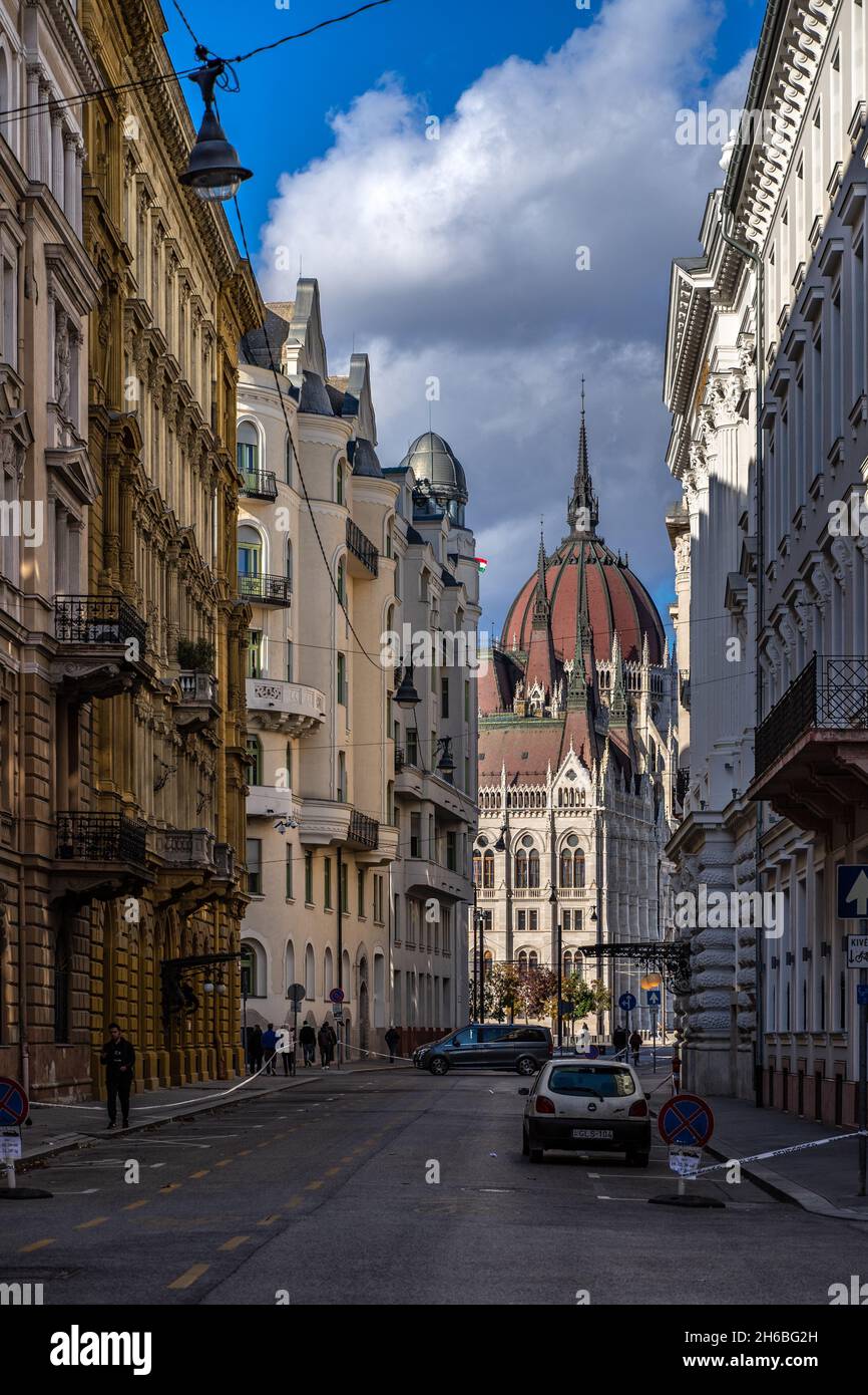 Blick auf das ungarische Parlament von der Akademia Straße, einer der schönsten Straßen der Welt, Budapest, Ungarn Stockfoto