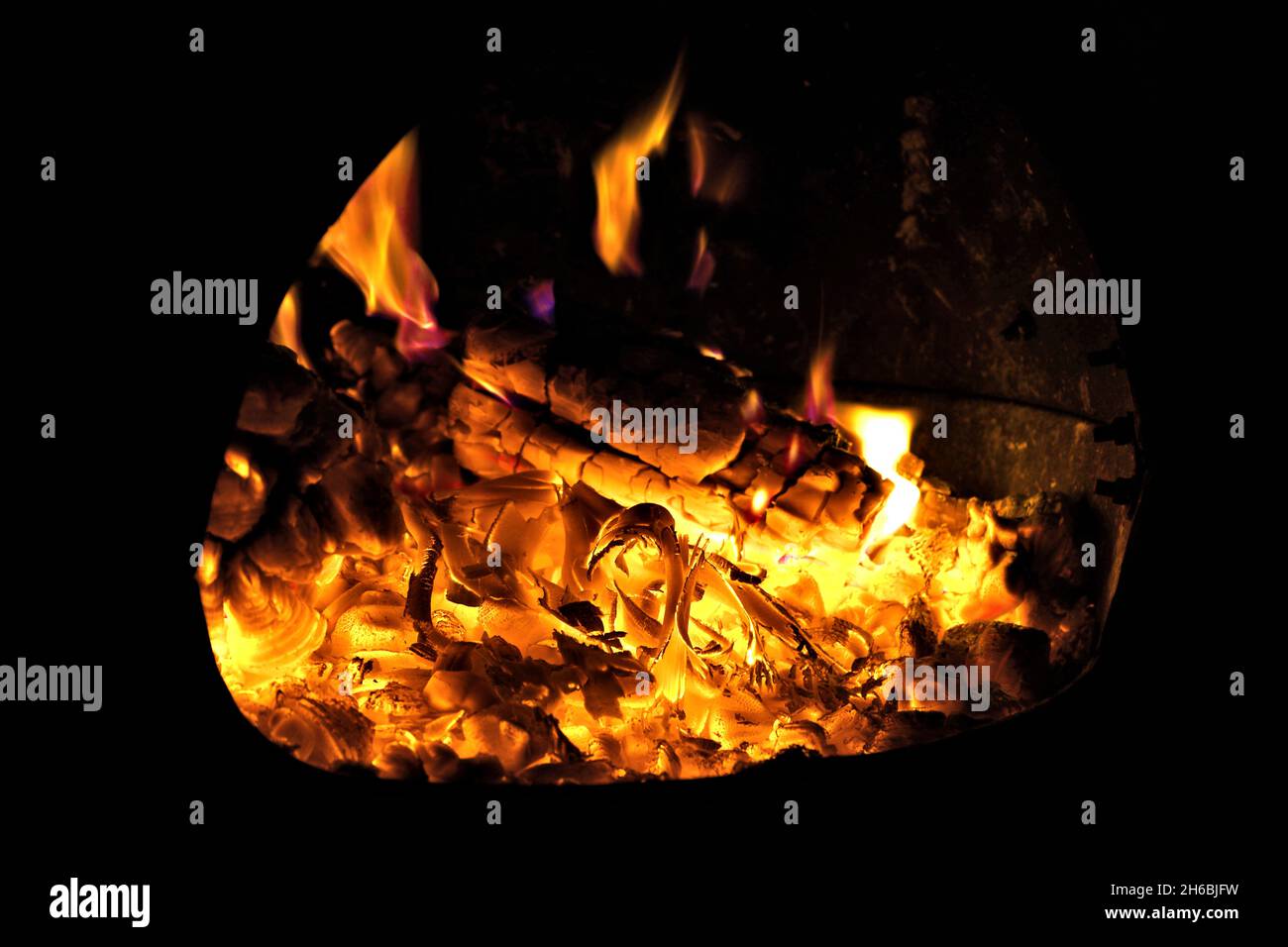 Heißes Chimenea Feuer brennendes Holz mit glühenden Verzierungen und Flammen Stockfoto Heißes Chimenea Feuer brennendes Holz mit glühenden Verzierungen und Flammen Stockfoto