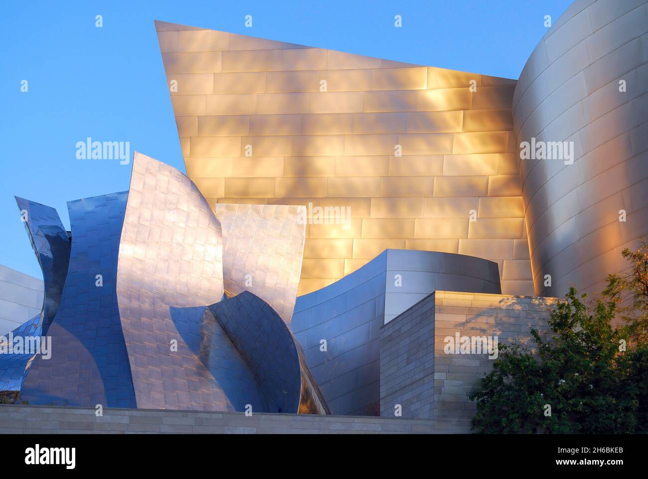 Walt Disney Concert Hall bei Dämmerung, S.Grand Avenue, Downtown, Los Angeles, California, Vereinigte Staaten Stockfoto