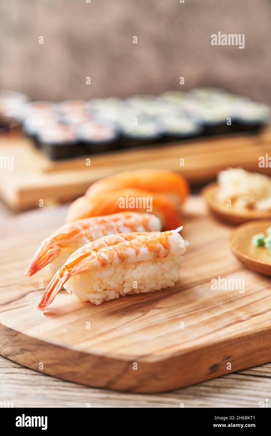 Tisch mit zwei Shrimps Nigiri Sushi und zwei salomon Nigiri Sushi auf einer Holzoberfläche Stockfoto