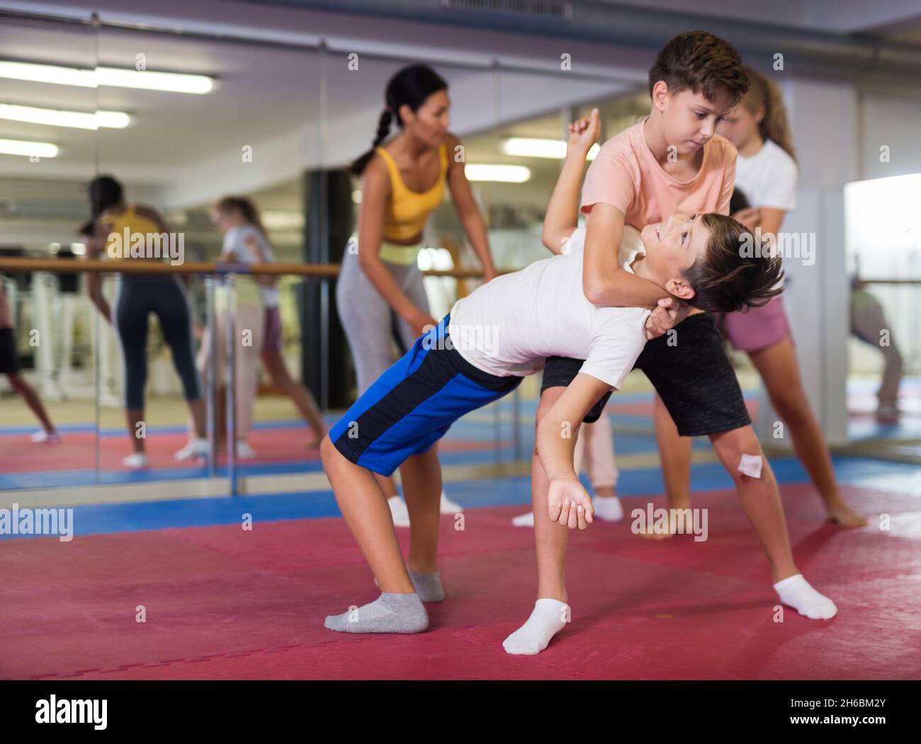 Zwei Jungen üben Bewegungen zur Selbstverteidigung Stockfoto