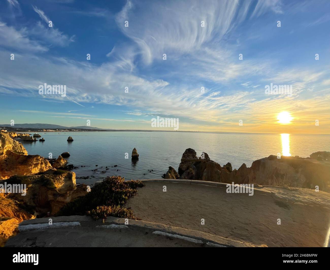 Praia Dona Ana Strand mit türkisfarbenem Meerwasser und Klippen, fliegende Möwen über den Strand, Portugal. Wunderschöner Dona Ana Strand (Praia Dona Ana) in Lagos Stockfoto