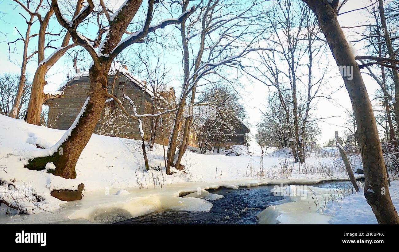 Ein Fluss und ein Haus im Winter Stockfoto