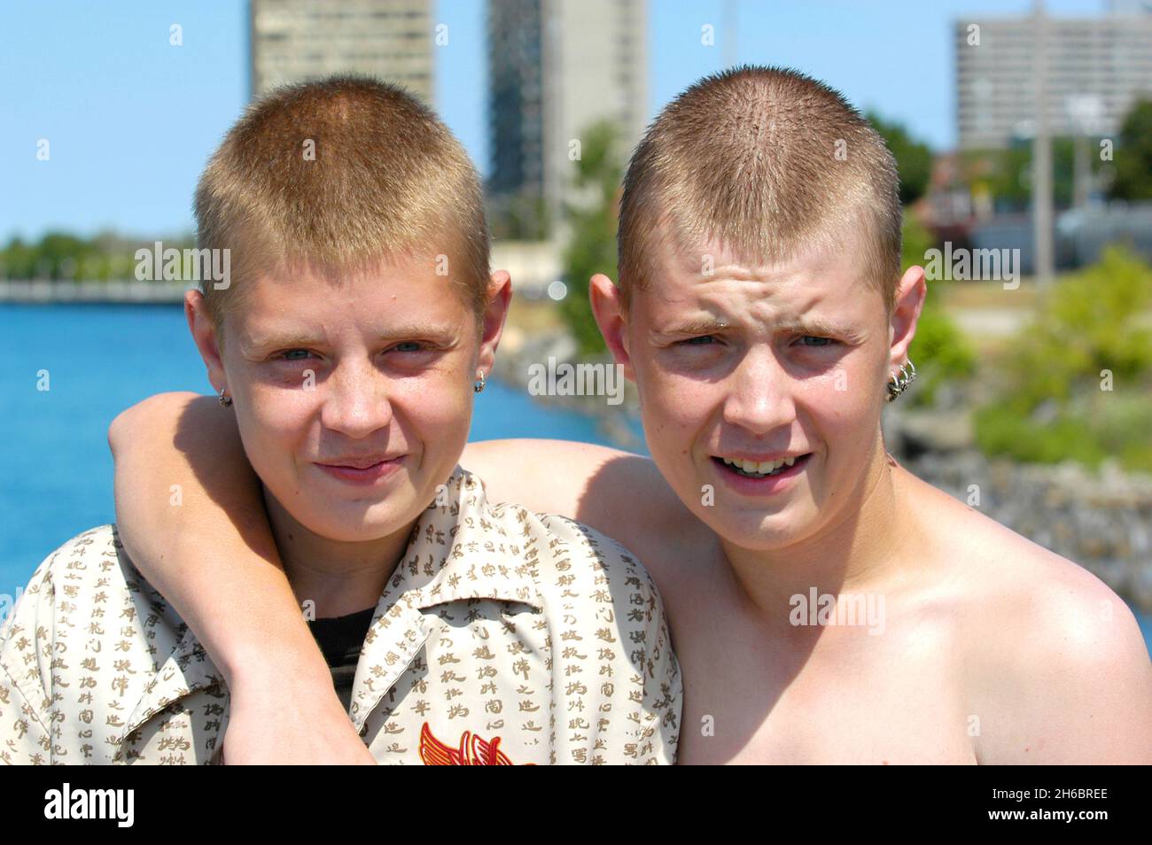 Twin Brothers Bonding Stockfoto