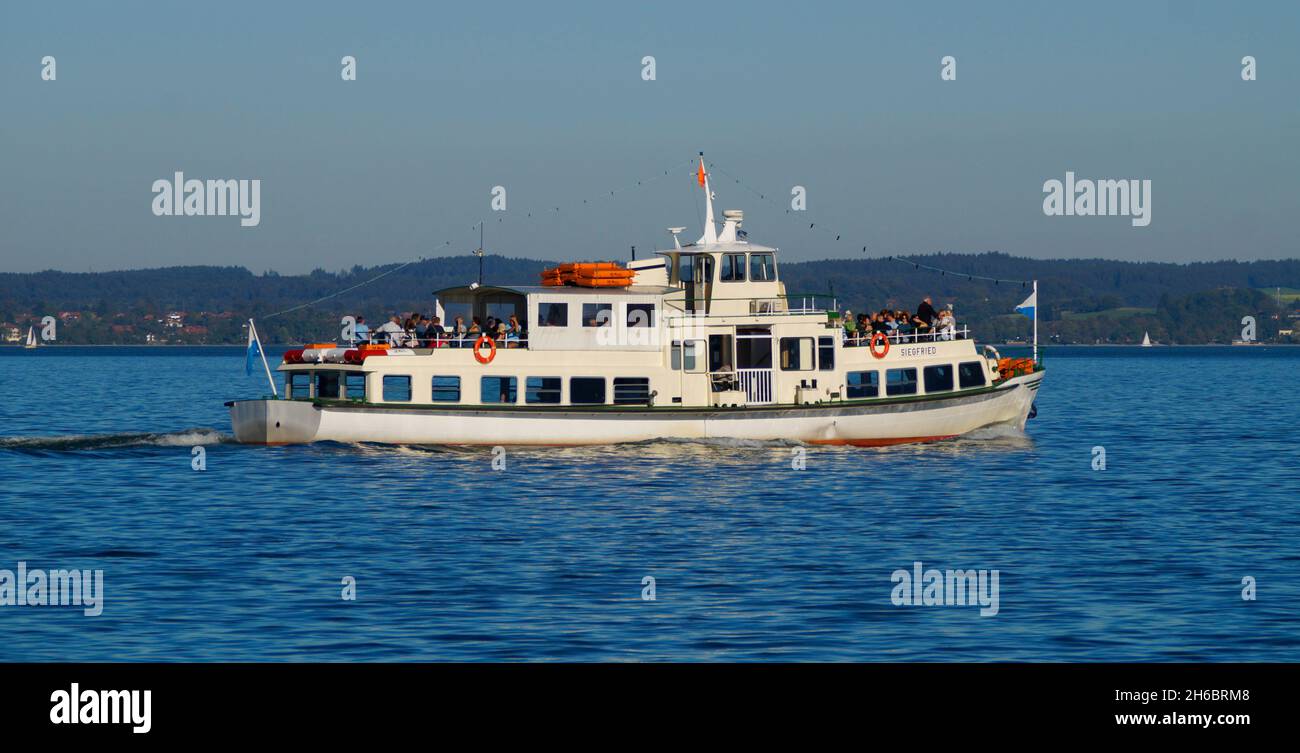 Ein Schiff auf dem Chiemsee in Bayern (Deutschland) mit den Alpen im Hintergrund Stockfoto