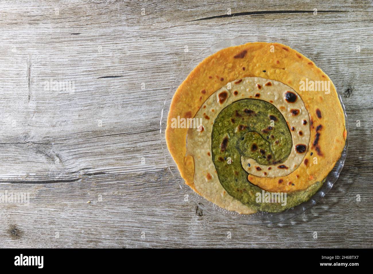 Paratha ist das Fladenbrot, das im Grunde ein indisches Gericht ist. Paratha kann einfach oder gefüllt sein. Der Paratha besteht hauptsächlich aus maida oder Weizenmehl. Stockfoto