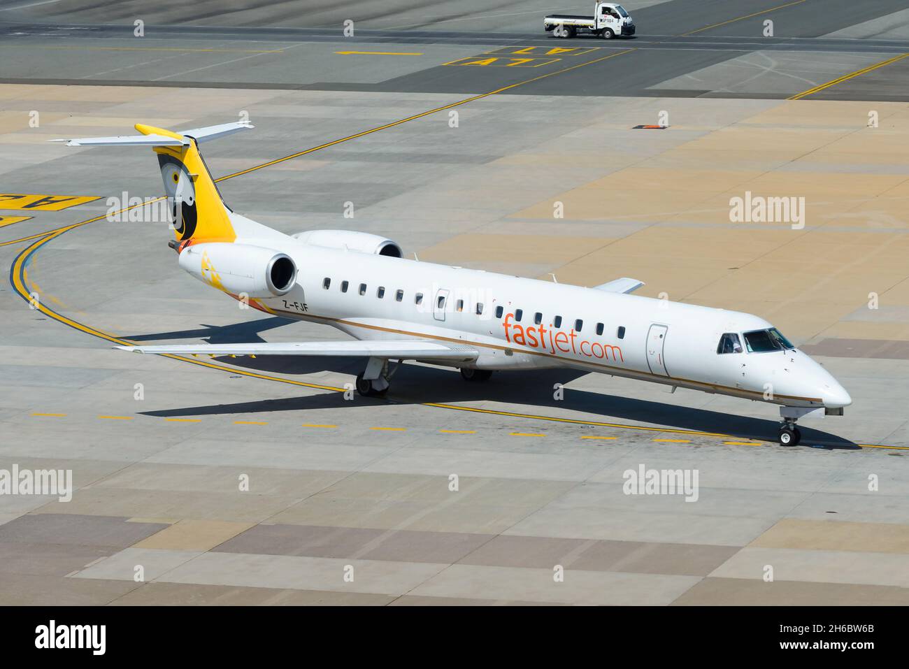 FastJet Embraer 145-Flugzeug rollt von Harare, Zimbabwe, ein. Flugzeug Z-FJF der Billigfluggesellschaft Fastjet Airlines aus Simbabwe. Stockfoto