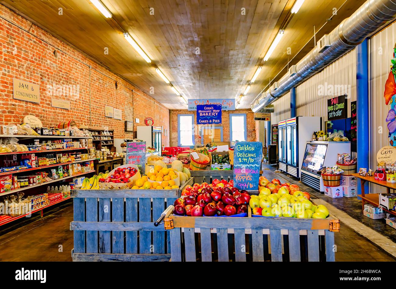 Äpfel und andere Erzeugnisse werden bei B.T.C. ausgestellt Altmodisches Lebensmittelgeschäft, 13. Juni 2012, in Water Valley, Mississippi. Stockfoto