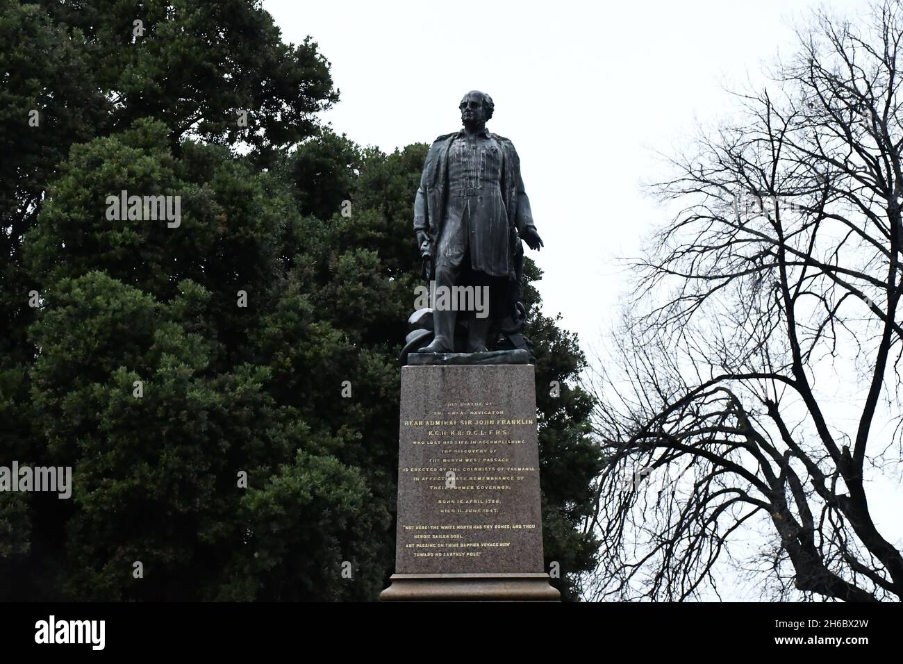 SYDNEY, AUSTRALIEN - 11. Jun 2021: Eine wunderschöne Statue des rückseitigen Admirals John Franklin im Zentrum von Hobart, Tasmanien Stockfoto