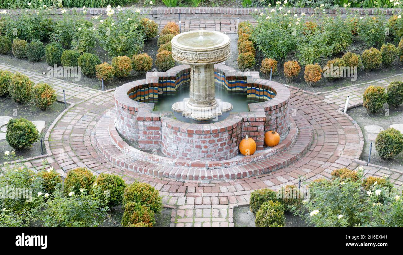 Der Court of Abundance Garden und der Springbrunnen in der Allied Arts Guild, Menlo Park, Kalifornien. Stockfoto