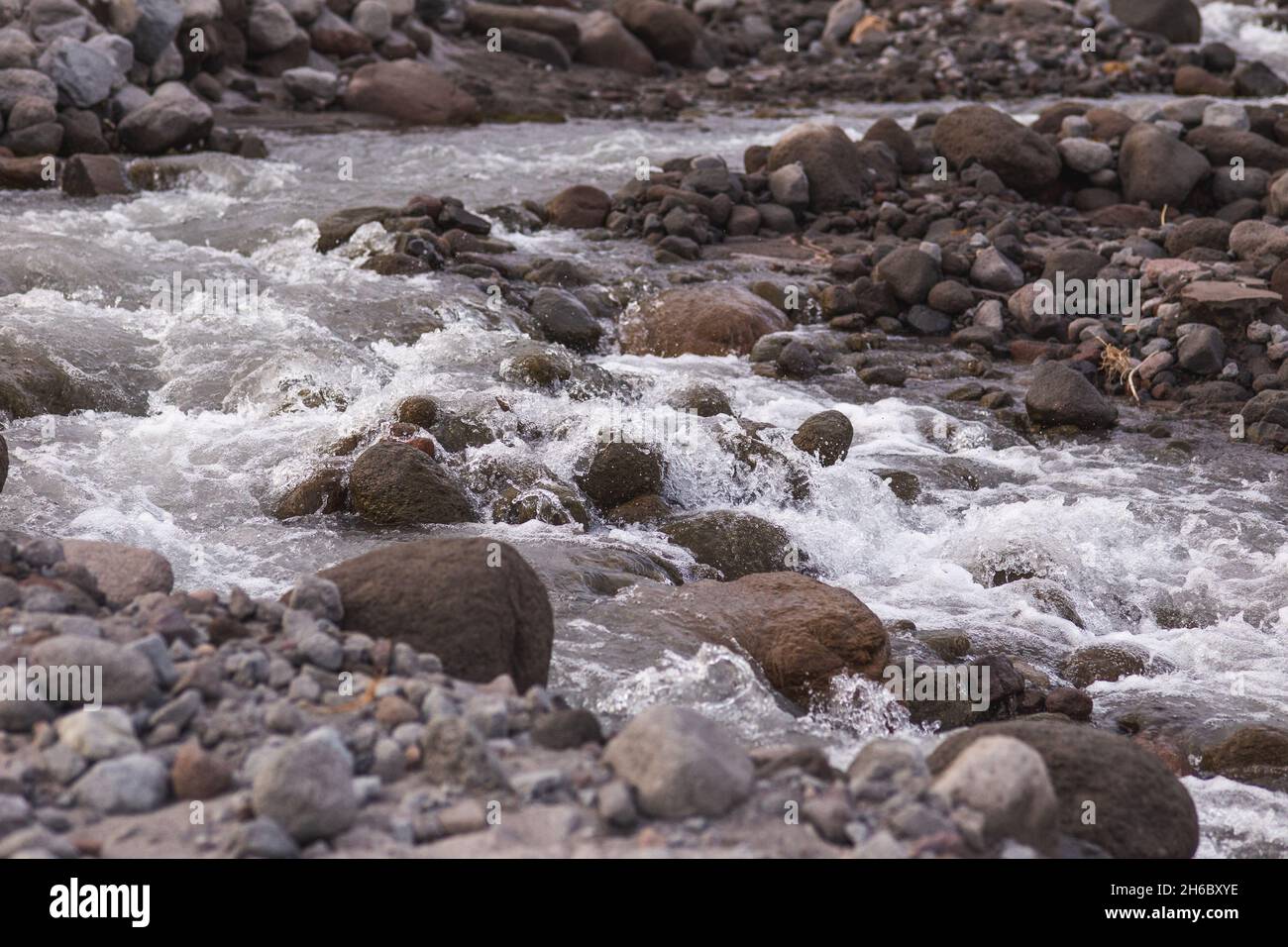 Flusswasser rollt über Felsen in einer Berglandschaft. Mount Hood, Oregon, USA. Stockfoto