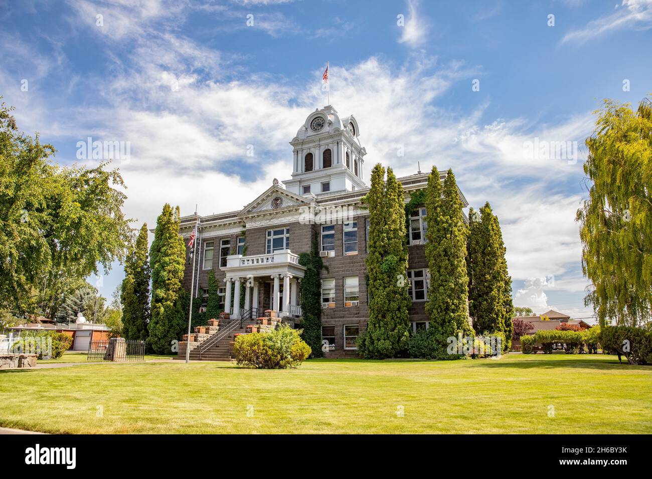 Crook County Courthouse in Prineville, Oregon, USA. Sonniger Sommertag. Stockfoto