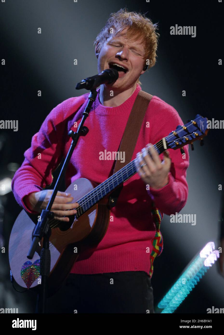 Budapest, Ungarn. November 2021. Ed Sheeran tritt am Sonntag, den 14. November 2021, bei den MTV Europe Music Awards in Budapest, Ungarn, auf. Foto von Sven Hoogerhuis/UPI Credit: UPI/Alamy Live News Stockfoto