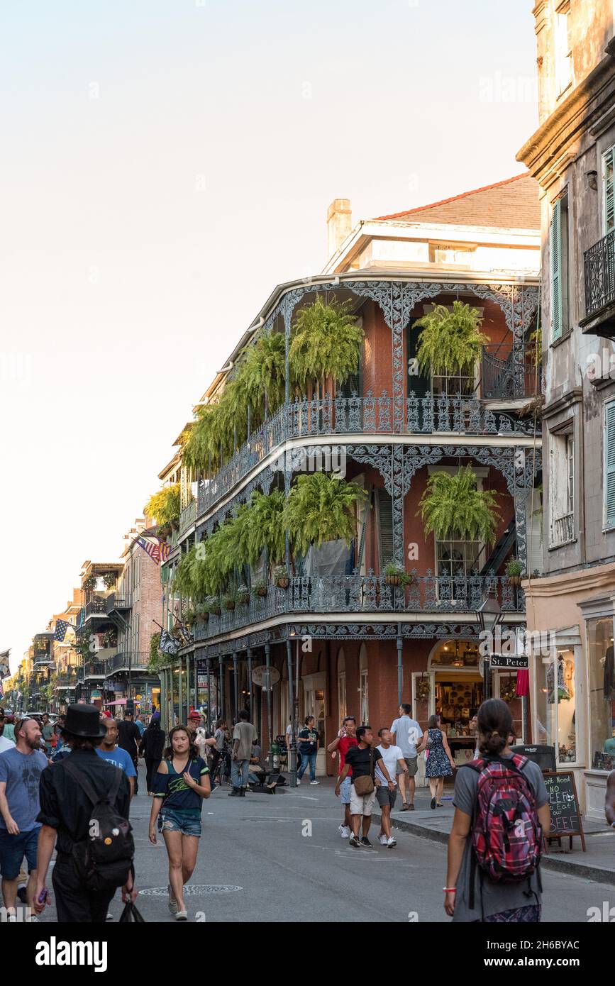 Malerischer typischer Balkon im historischen Gebäude im französischen Viertel von New Orleans, USA Stockfoto