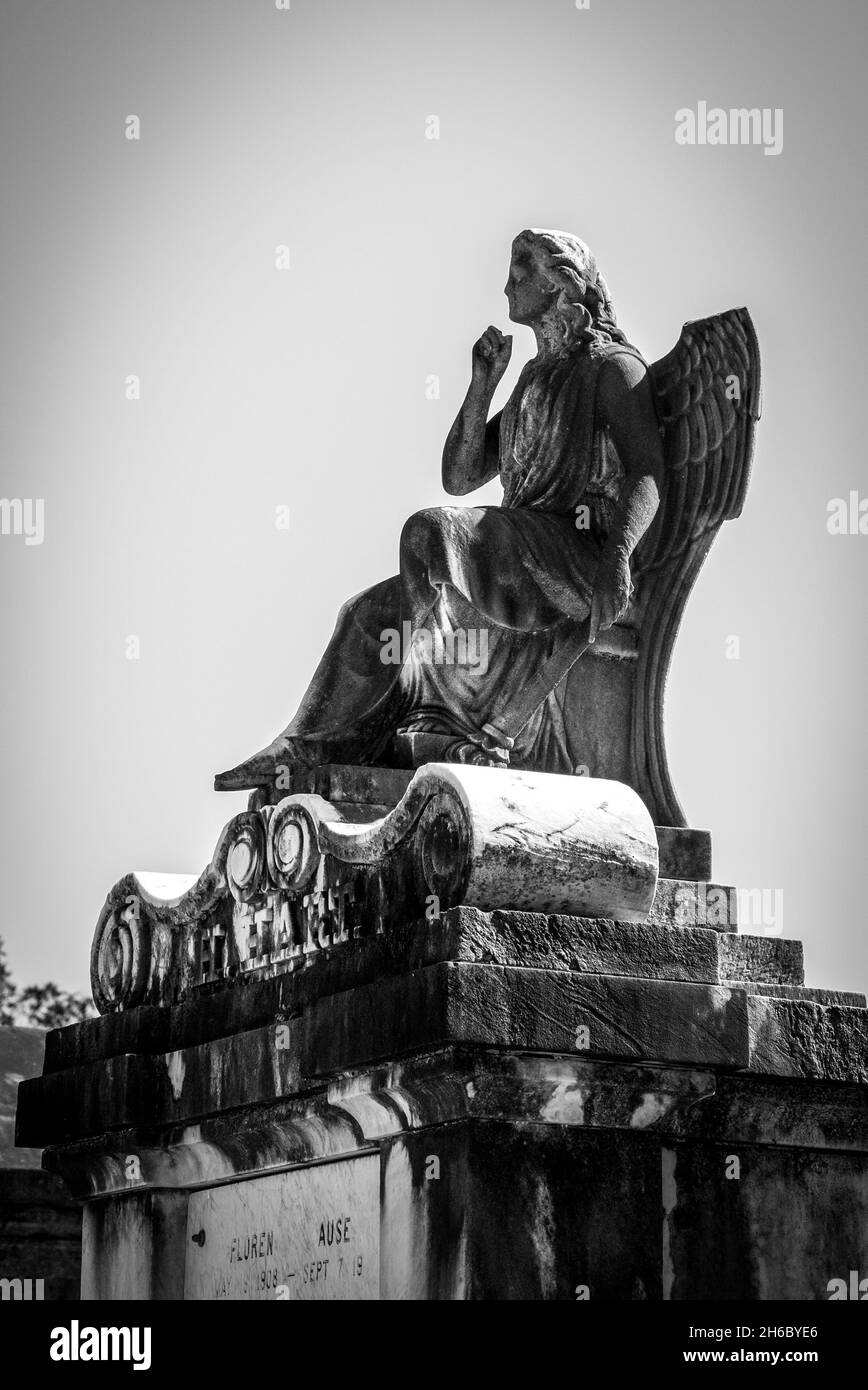 Wunderschöne Statue auf einer Krypta eines New Orleans Friedhofs, USA Stockfoto