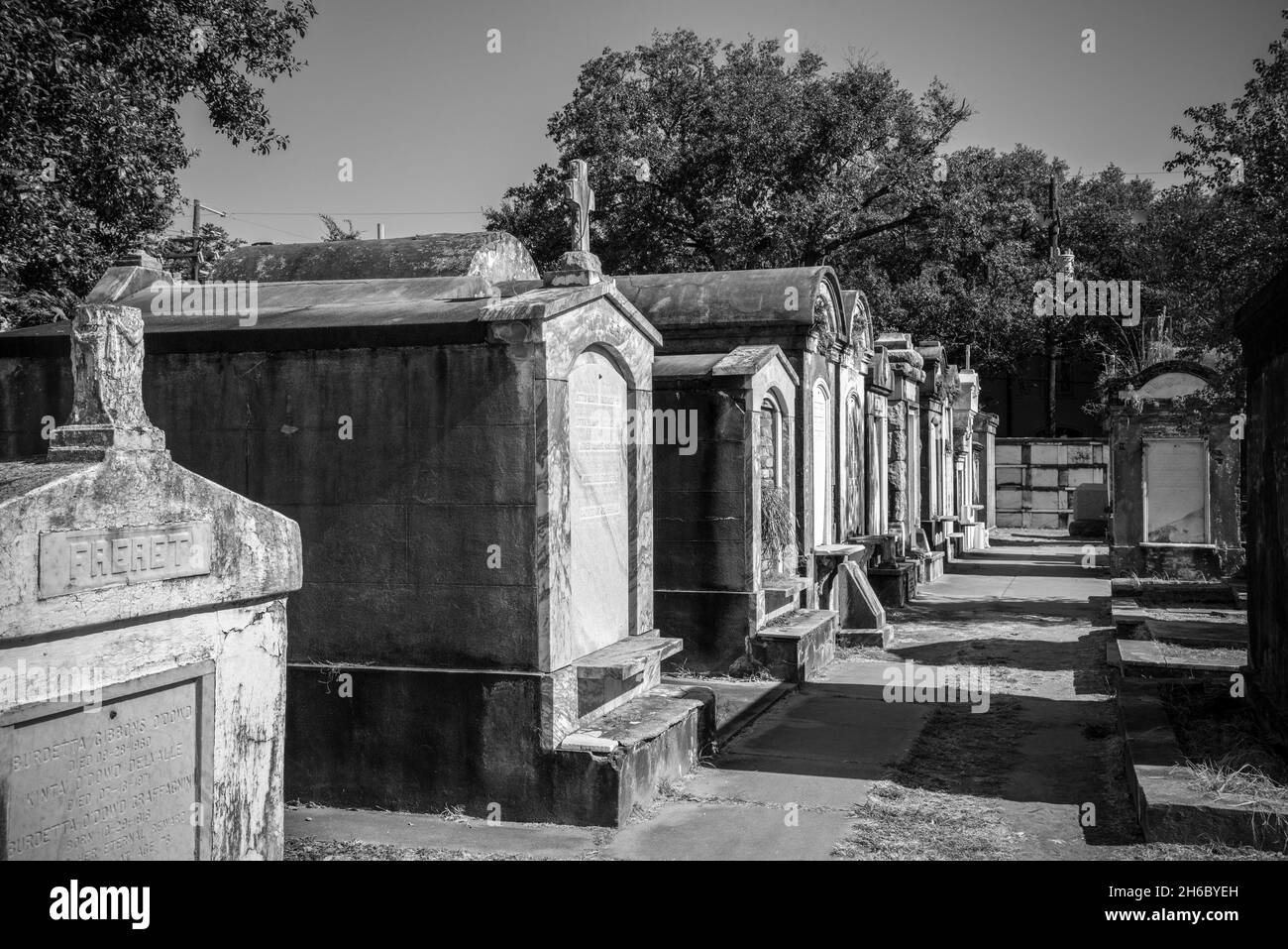 Malerische historische Krypten auf einem Friedhof in New Orleans, USA Stockfoto
