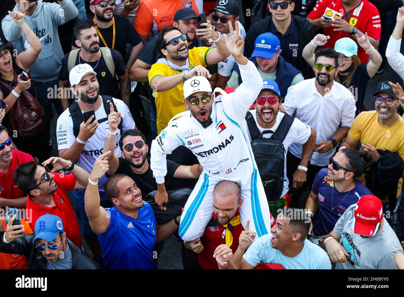 Sao Paulo, Brasilien, 14/11/2021, die Menge der Fans auf der Strecke während der Siegerehrung während der Formel 1 Heineken Grande Premio De Sao Paulo 2021, Sao Paulo Grand Prix, 19. Lauf der FIA Formel 1 Weltmeisterschaft 2021 vom 12. Bis 14. November 2021 auf dem Interlagos Circuit, In Sao Paulo, Brasilien - Foto: Florent Gooden/DPPI/LiveMedia Stockfoto
