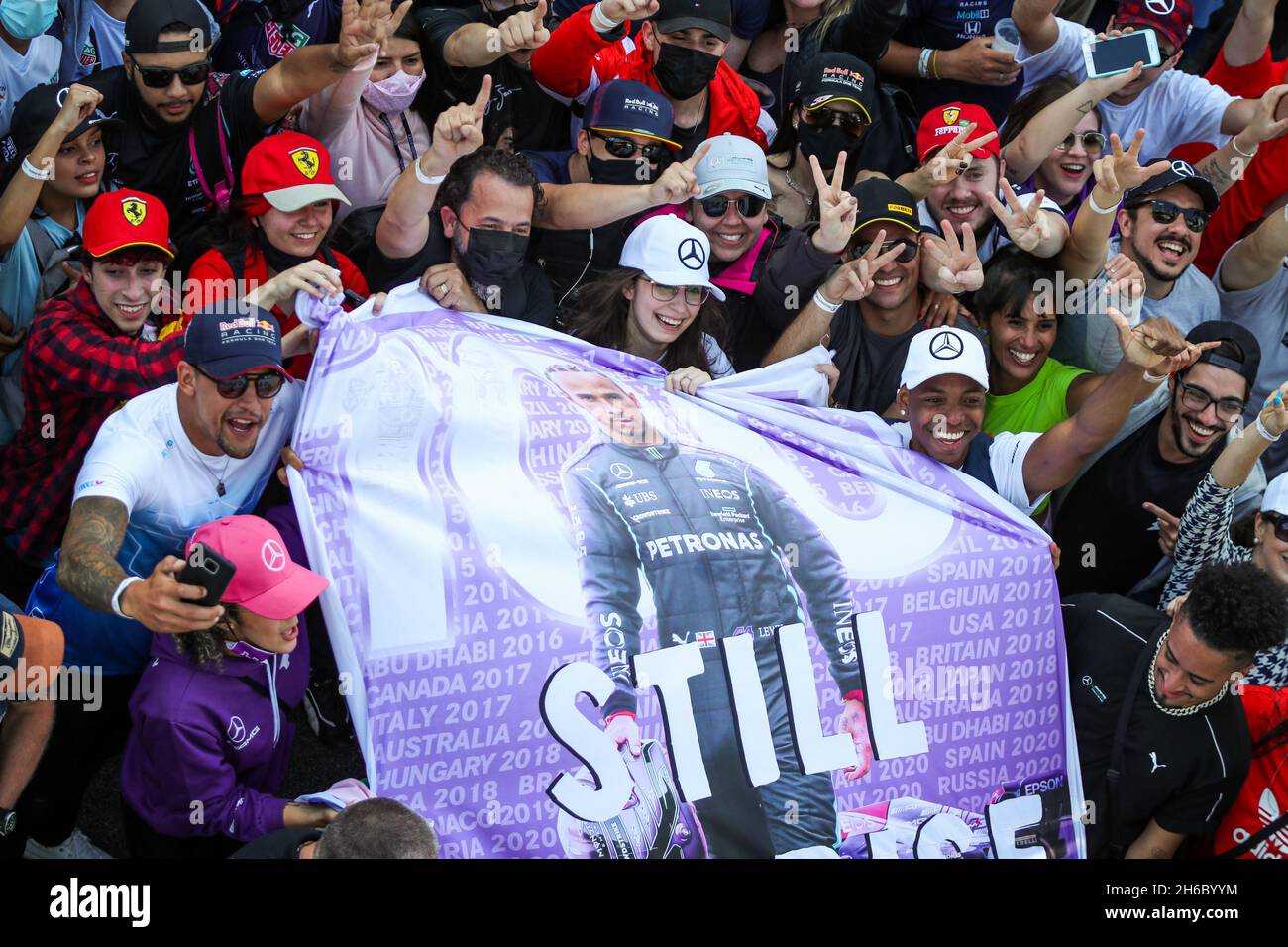 Sao Paulo, Brasilien, 14/11/2021, die Menge der Fans auf der Strecke während der Siegerehrung während der Formel 1 Heineken Grande Premio De Sao Paulo 2021, Sao Paulo Grand Prix, 19. Lauf der FIA Formel 1 Weltmeisterschaft 2021 vom 12. Bis 14. November 2021 auf dem Interlagos Circuit, In Sao Paulo, Brasilien - Foto: Florent Gooden/DPPI/LiveMedia Stockfoto