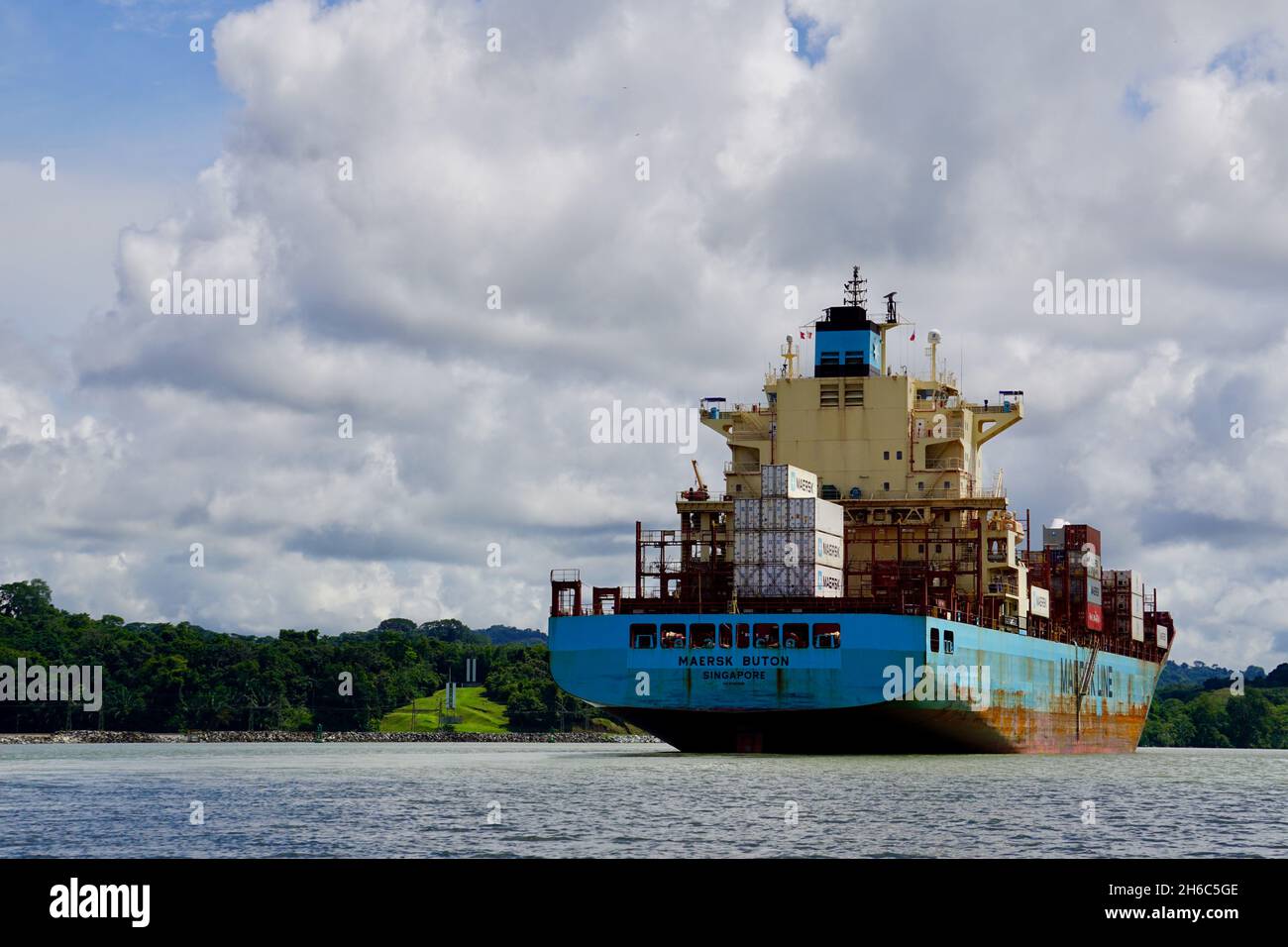 Ein Frachtschiff befährt den Gatun Lake während der Überquerung des Panamakanals Stockfoto